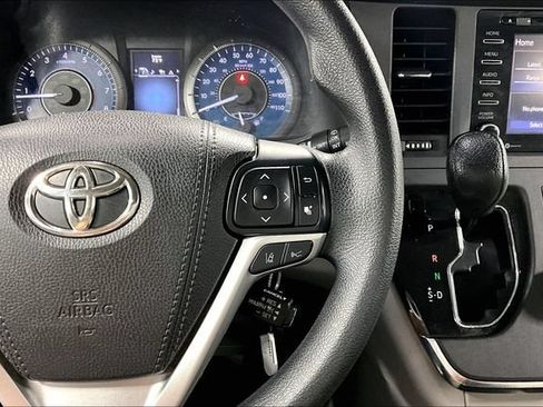Used 2018 Toyota Sienna LE FWD image 13