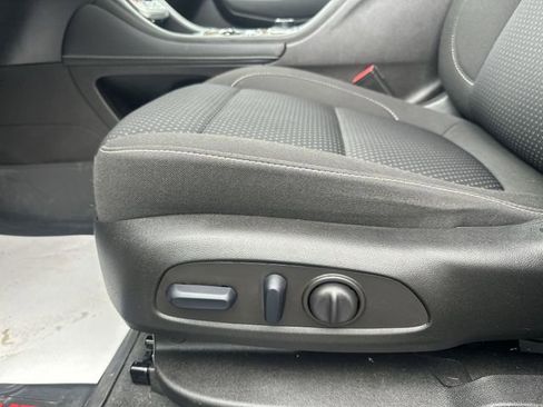 Used 2023 GMC Acadia SLE w/ Driver Convenience Package image 16