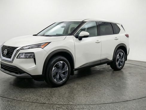 Used 2025 Nissan Rogue SV FWD image 3