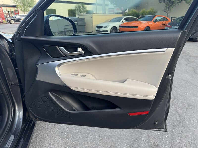 Used 2019 Genesis G70 2.0T Advanced RWD image 40