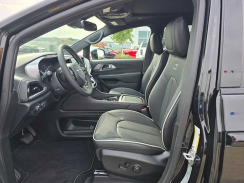 New 2026 Chrysler Pacifica Limited w/ S Appearance Package image 9