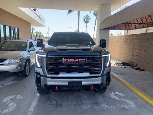 Used 2025 GMC Sierra 2500 AT4 AWD/4WD image 2