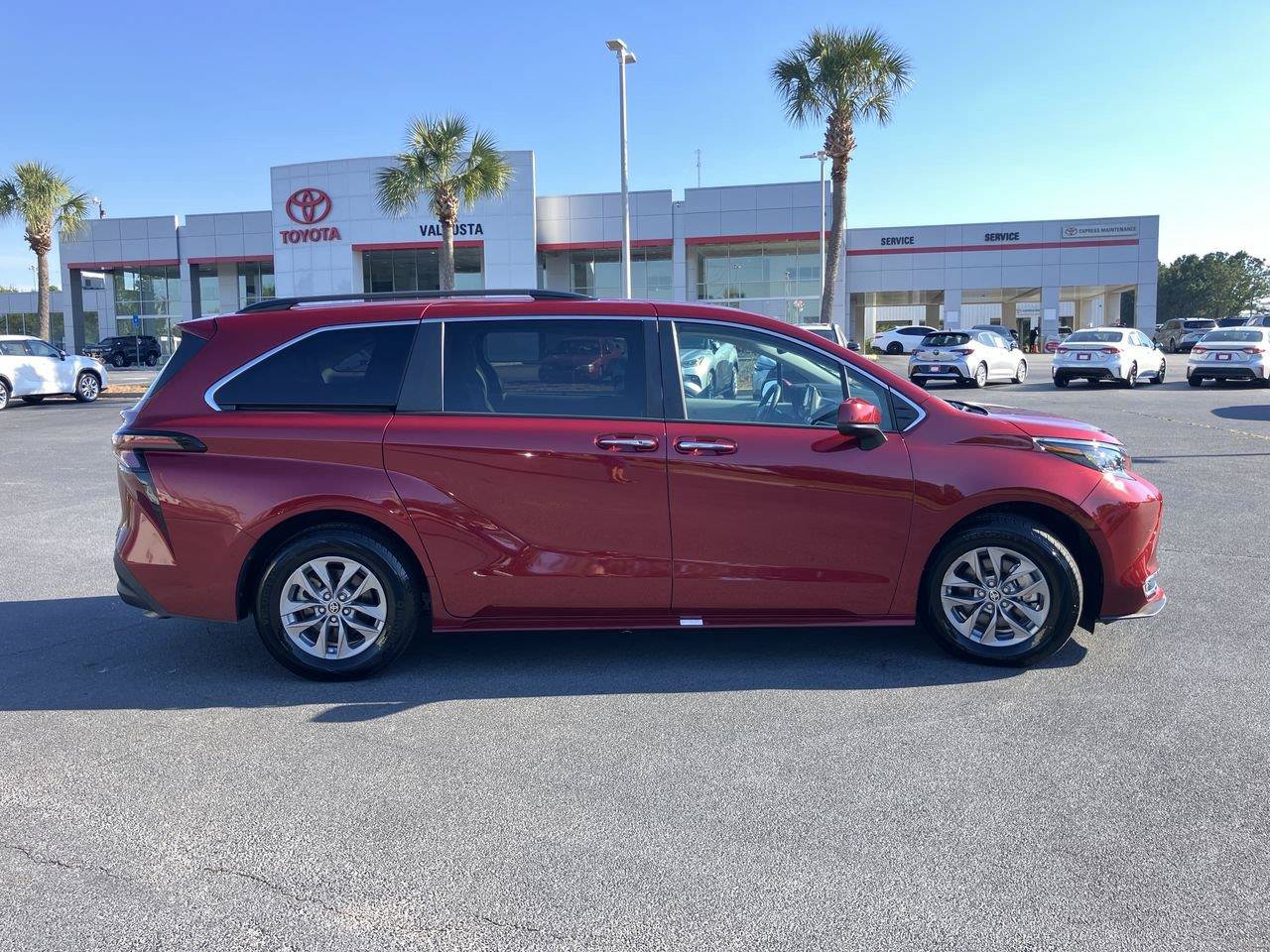 Used 2023 Toyota Sienna XLE FWD image 6