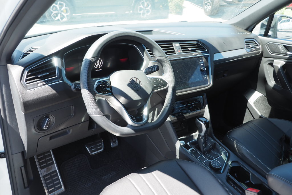 Used 2024 Volkswagen Tiguan SE R-Line AWD/4WD image 9