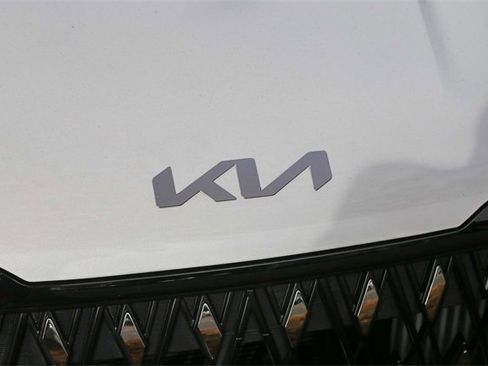 Used 2025 Kia Carnival EX image 6