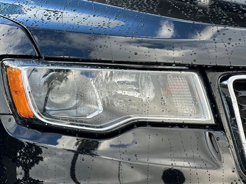 Used 2019 Jeep Grand Cherokee Laredo w/ Laredo X Package image 10