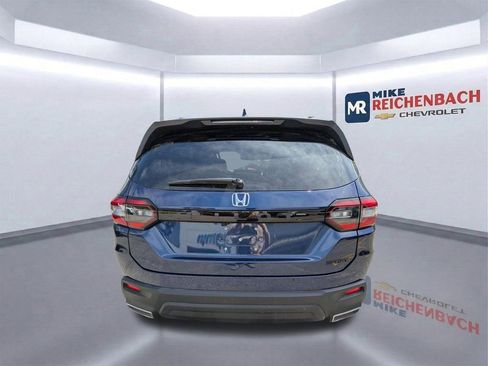 Used 2025 Honda Pilot Sport image 5