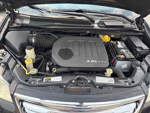 Used 2014 Chrysler Town & Country Touring FWD image 19