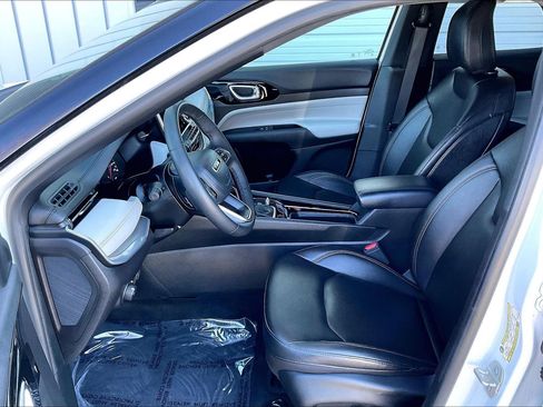 Used 2024 Jeep Compass Limited image 16