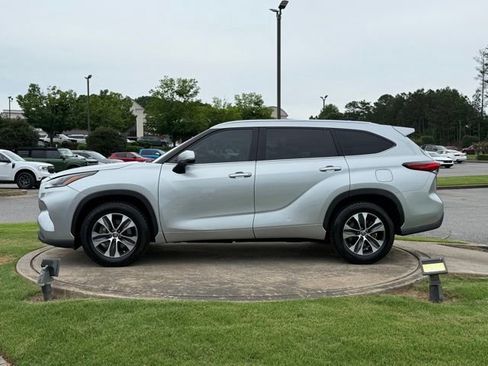 Used 2021 Toyota Highlander XLE FWD image 4