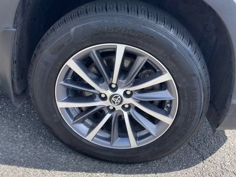 Used 2019 Toyota Highlander XLE AWD/4WD image 35