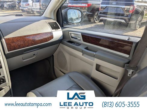 Used 2010 Chrysler Town & Country Touring FWD image 17