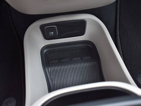 Used 2023 Chrysler Pacifica Touring-L FWD image 38