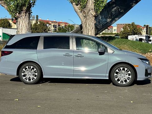 New 2026 Honda Odyssey Touring image 3