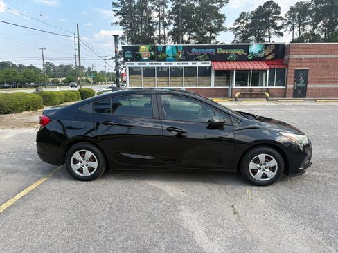 Used 2018 Chevrolet Cruze LS FWD image 4