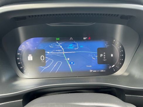 Certified 2025 Volvo XC40 B5 Plus AWD/4WD image 14