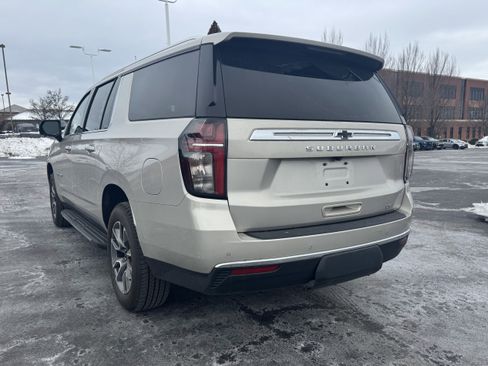 Used 2024 Chevrolet Suburban LT w/ Luxury Package image 6