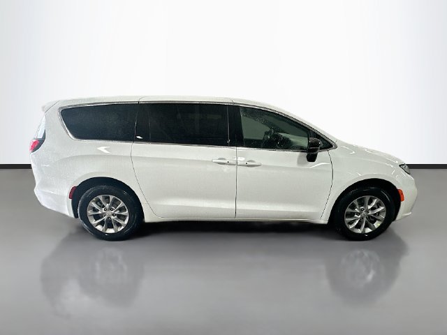 New 2026 Chrysler Pacifica Select AWD/4WD image 4