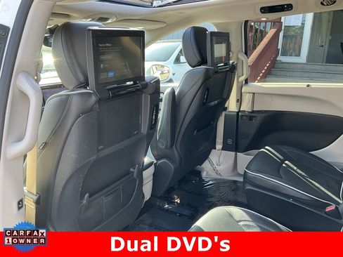 Used 2022 Chrysler Pacifica Limited w/ Uconnect Theater Family Group image 26