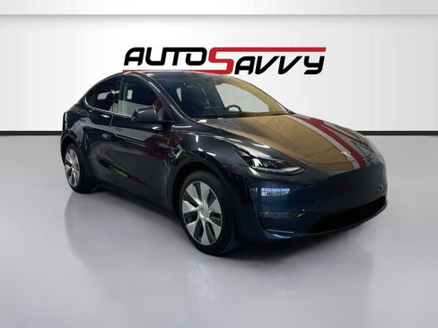 Used 2024 Tesla Model Y Long Range AWD/4WD image 1