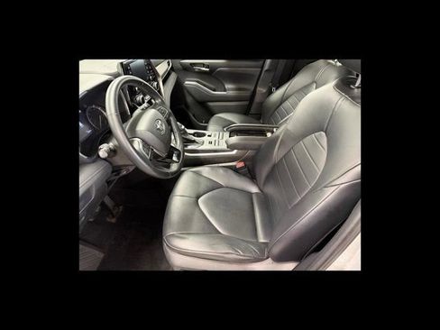 Used 2021 Toyota Highlander XLE AWD/4WD image 11