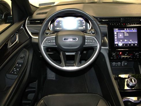 Used 2023 Jeep Grand Cherokee Altitude image 12