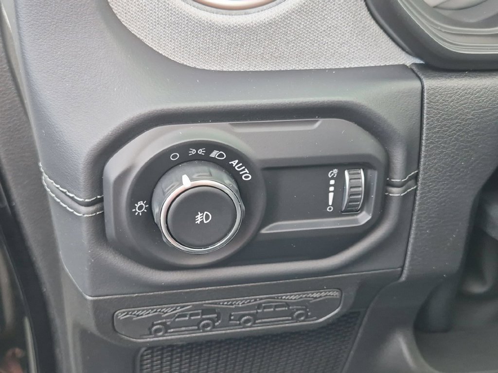 Certified 2026 Jeep Wrangler Unlimited Sahara AWD/4WD image 13