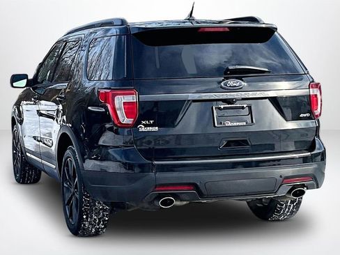 Used 2018 Ford Explorer XLT w/ XLT Appearance Package image 4