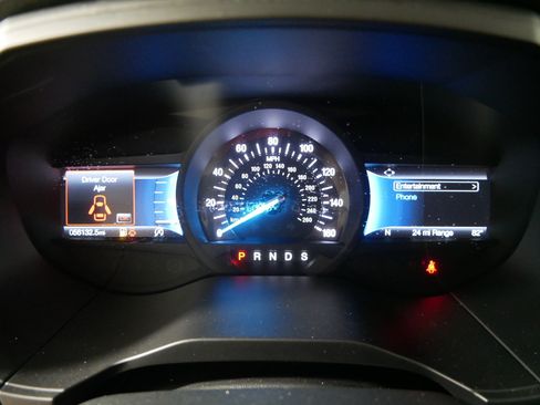 Used 2023 Ford Edge Titanium w/ Class II Trailer Tow Package AWD/4WD image 21