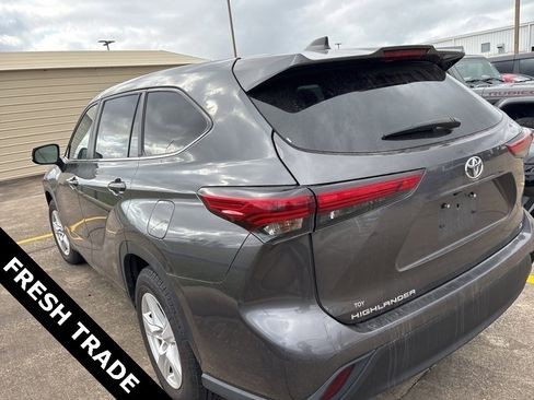 Used 2023 Toyota Highlander LE image 11