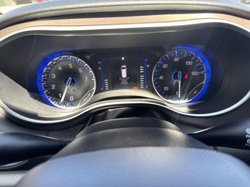 Used 2019 Chrysler Pacifica Touring Plus w/ Tire & Wheel Group FWD image 24