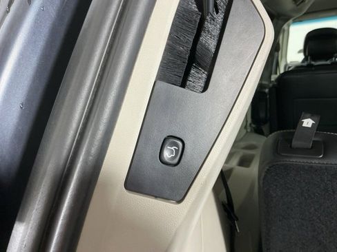 Used 2013 Chrysler Town & Country Touring image 30