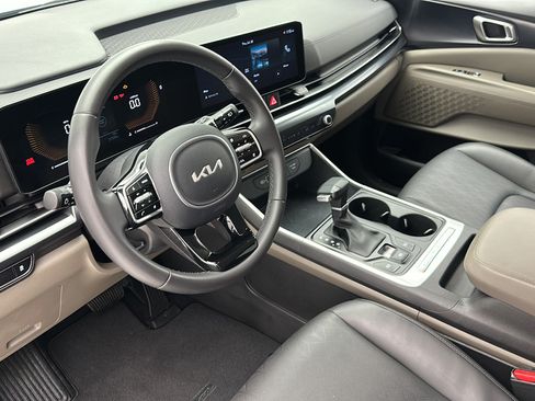 Used 2025 Kia Carnival FWD image 13