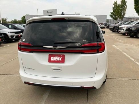 Certified 2023 Chrysler Pacifica Touring-L FWD image 7