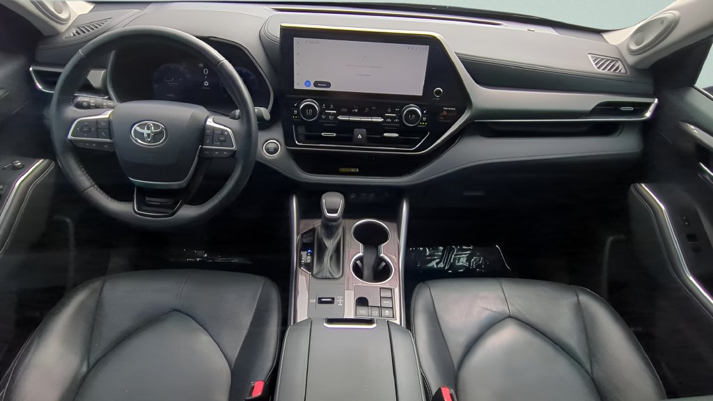 Used 2024 Toyota Highlander Limited FWD image 12