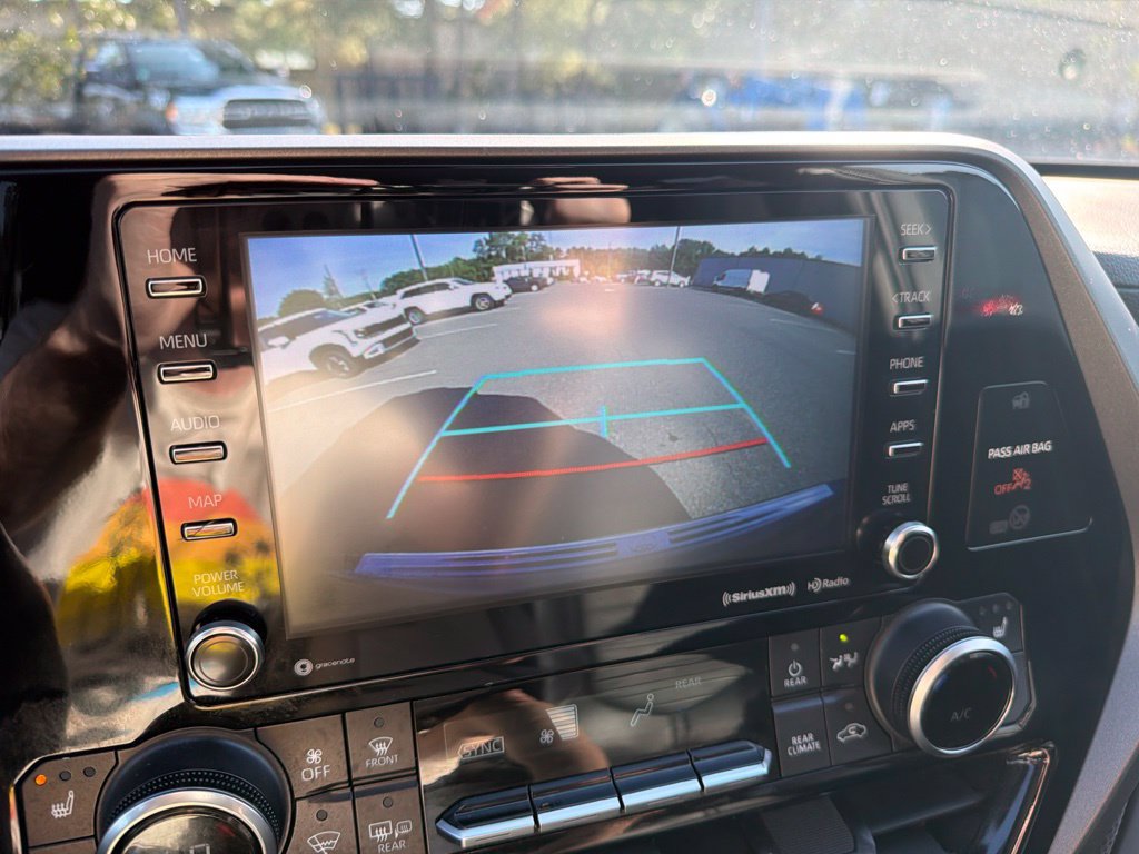 Used 2022 Toyota Highlander XLE AWD/4WD image 11