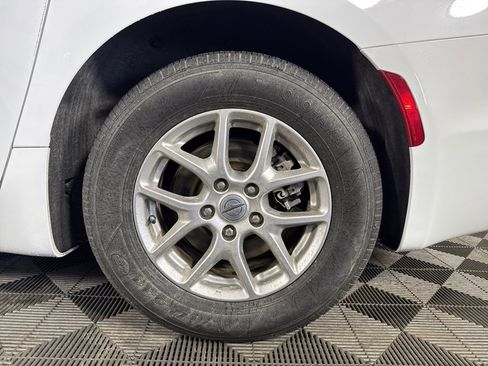 Used 2024 Chrysler Pacifica Touring-L image 13