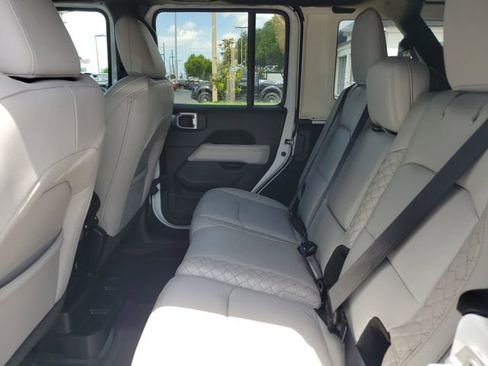 Used 2022 Jeep Wrangler Unlimited Sahara AWD/4WD image 10