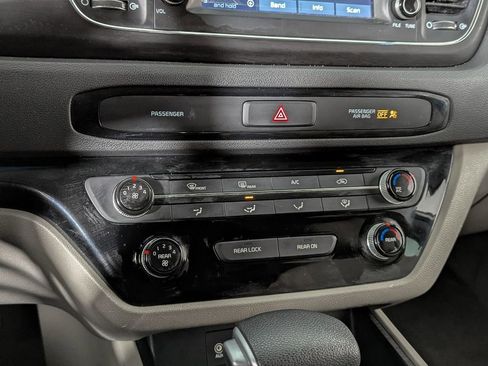 Used 2021 Kia Sedona LX image 23
