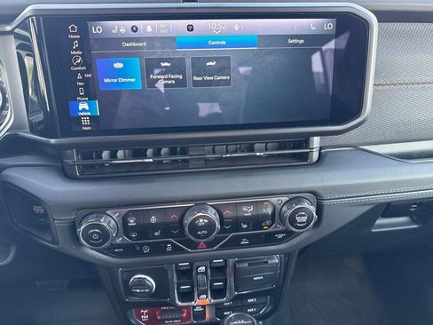 Used 2024 Jeep Gladiator Mojave w/ Technology Group image 19