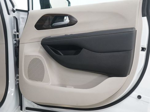 Used 2024 Chrysler Pacifica Limited image 9