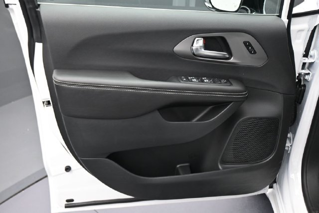 New 2027 Chrysler Pacifica Select AWD/4WD image 24
