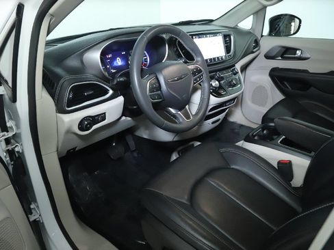 Used 2024 Chrysler Pacifica Limited FWD image 17