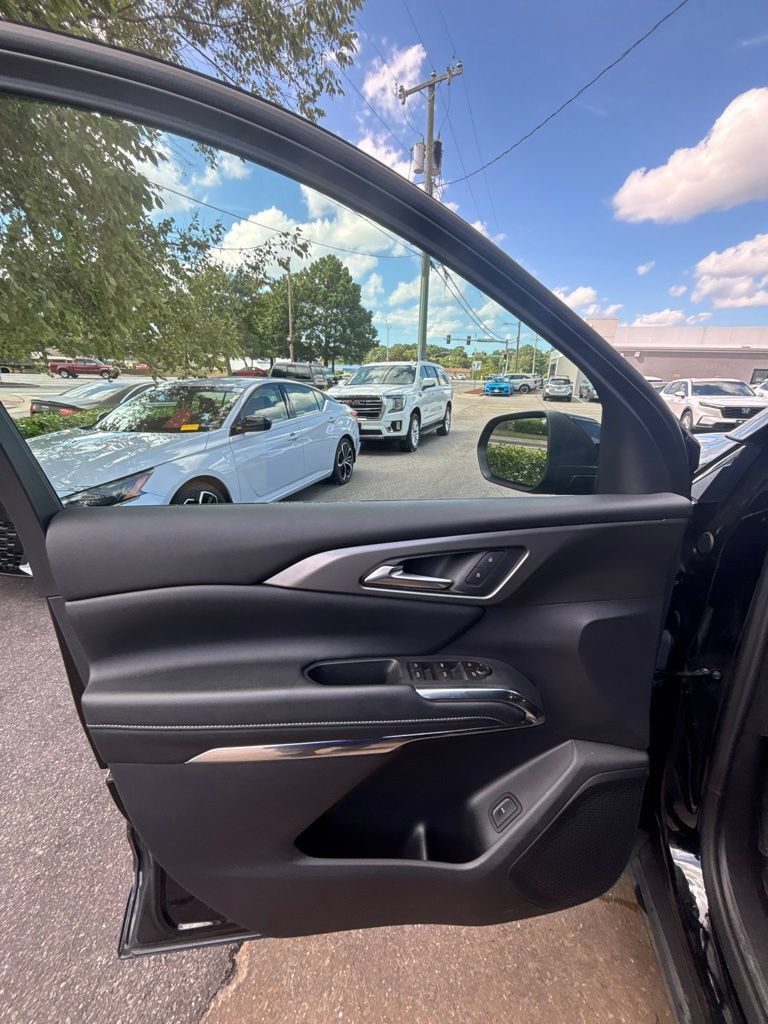 Used 2026 Chevrolet Traverse LT AWD/4WD image 11