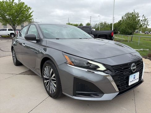 Used 2025 Nissan Altima 2.5 SV image 2