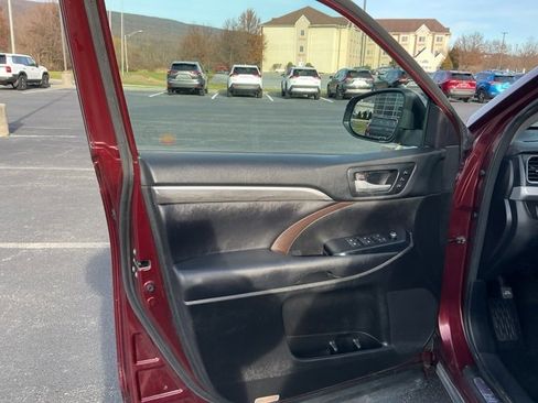 Used 2018 Toyota Highlander Limited image 9