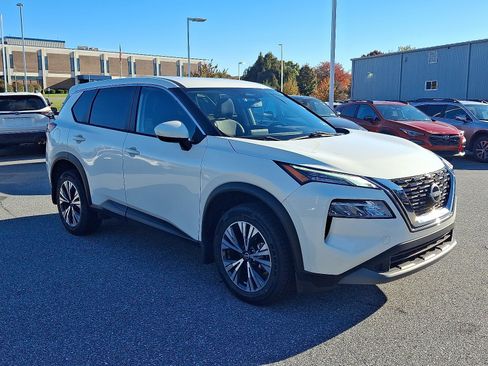 Used 2023 Nissan Rogue SV image 3