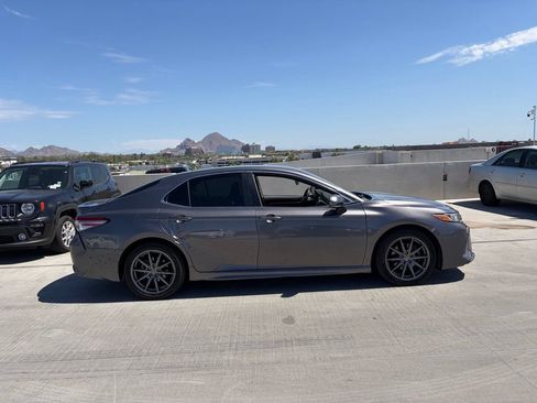 Used 2018 Toyota Camry SE w/ Convenience Package FWD image 3
