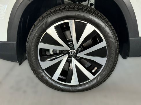 Certified 2023 Volkswagen Taos SE image 10