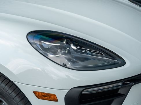 Certified 2026 Porsche Macan image 33